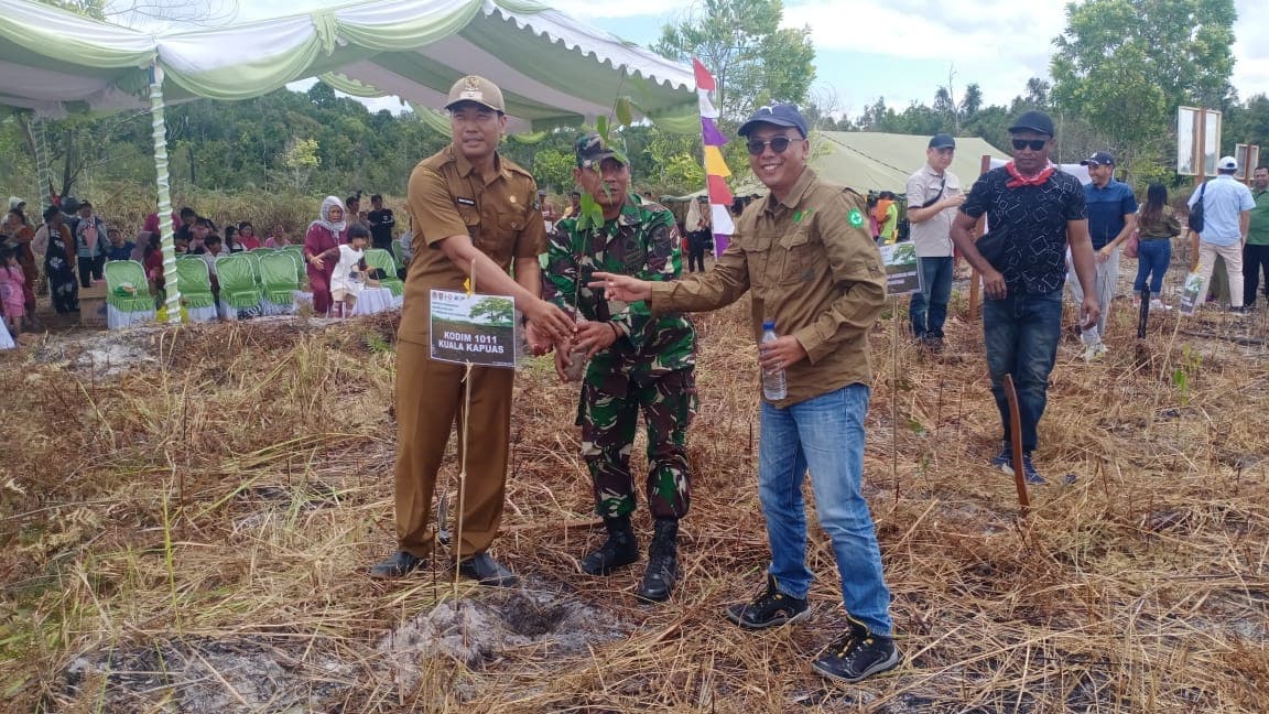 Illustration of Caring for the Environment, PT. STP and Local Residents Green the Land in Lahei Mangkutup.
